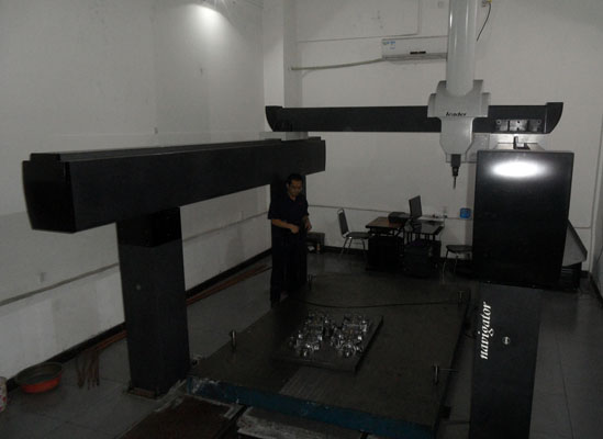 Three coordinate measuring instrument